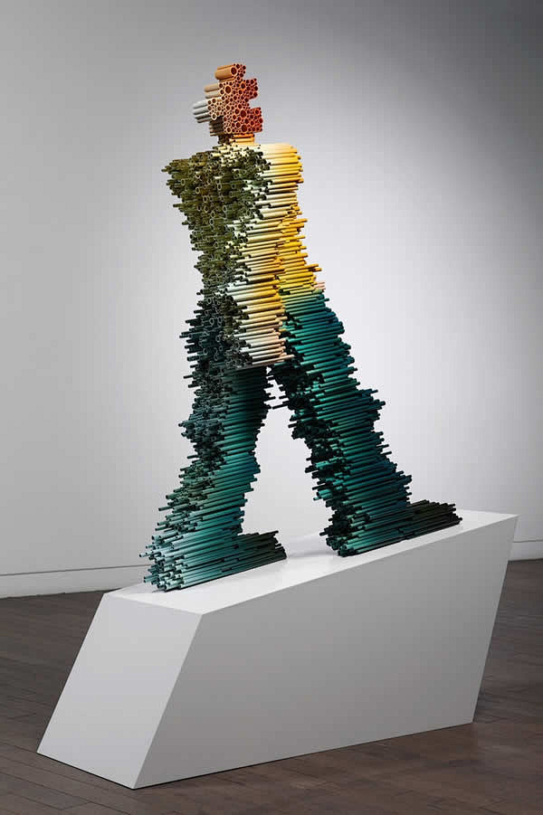 用彩色塑料管建造起来的完美雕塑，抽象，艺...