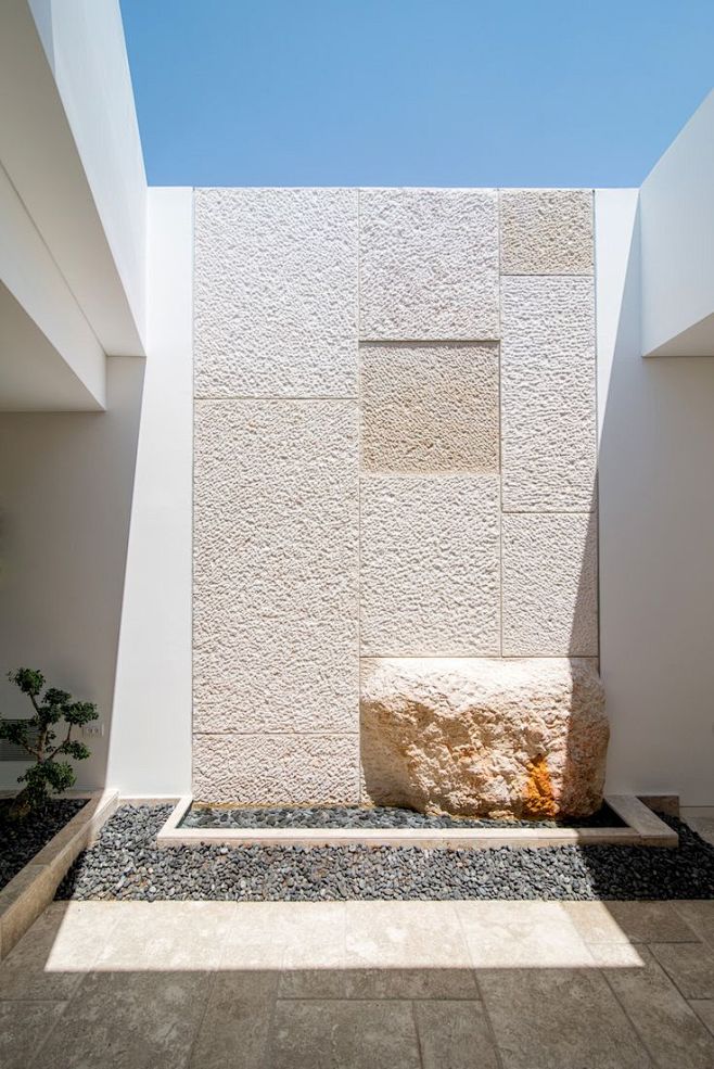 Atrium Stone wall