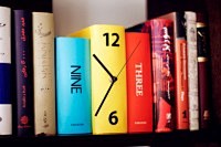 创意时钟藏在你的书柜里