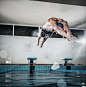跳水的游泳运动员高清摄影图片 - 素材中国16素材网