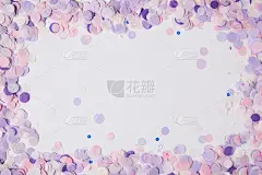 顶视图的框架上的白色表面上的紫色碎纸片