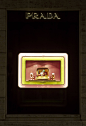 假日季逛米兰：普拉达(Prada)“Caveau du Temps”2011圣诞橱窗，古董珠宝盒+极品天鹅绒衬托明年的早春度假系新品