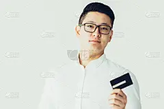 自信的韩国商人使用信用卡