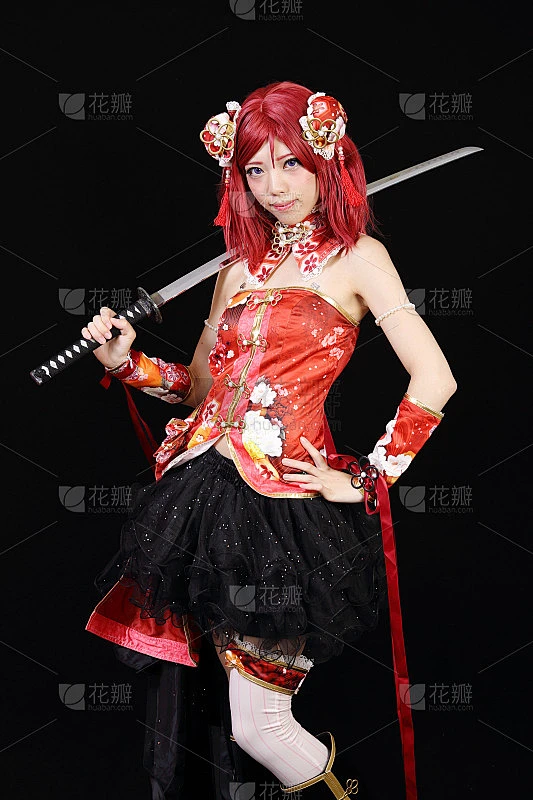 穿着角色扮演服装的年轻亚洲女孩-花瓣网