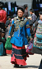 彝族赶集妇女和她们的彝族饰品