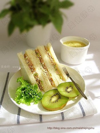 如何做鲔鱼三明治的做法（早餐食谱）