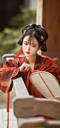 画罗织扇总如云，细草如泥簇蝶群