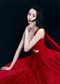 #关晓彤飘纱开衩红裙# 关晓彤上海电视节白玉兰两套造型，红黑视觉碰撞，大气又冷艳，很适合她的风格。 ​​​​