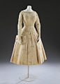 为英国女王定制华服的设计师——英国高级定制时装领军人物Norman Hartnell，作为英国女王伊丽莎白二世的御用裁缝，Norman Hartnell包办了她一生最重要的两套华服：1947年的结婚礼服和1953年的加冕礼服。Norman Hartnell设计的礼服以优雅的线条、美丽的面料、奢华的刺绣而著称。