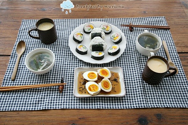 寿司和饭团+茶叶蛋+菌菇海带和荷兰豆热清...