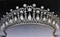 “珍珠泪”珠宝皇冠The Cambridge Lover's Knot Tiara”，因为王冠上镶嵌的珍珠造型很像的泪滴，也被称之为“珍珠泪”，它原本属于玛丽女王所有。1914年，玛丽女王命令珠宝匠依照她祖母公爵夫人的王冠仿造了这顶王冠，冠身全部用白银打造而成，原先顶部装饰有珍珠，自由拆卸的款式设计使拥有者可以根据爱好随意更换宝石的种类。传到戴妃手上时，珍珠被转换成了钻石，拆下来的珍珠则被做成了相配的耳环、项链等。@北坤人素材