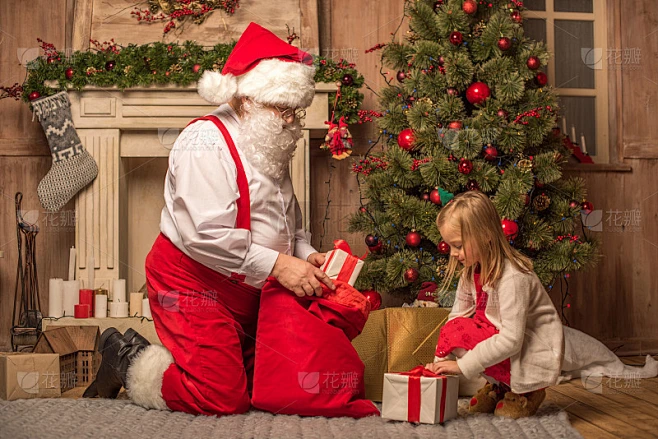 圣诞老人展示圣诞礼物
