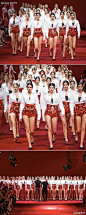 这一季Dolce & Gabbana秀场，模特们换上白衬衫与满是刺绣宝石的高腰短裤雄赳赳气昂昂来谢幕。不管每年演什么主题，我们等的都只有这一幕。气势汹汹