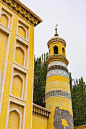 艾提尕尔清真寺：中国伊斯兰教著名清真寺，位于新疆维吾尔自治区喀什市的艾提尕尔广场西侧，始建于1442年，南北长140米，东西宽120米，占地总面积为1.68万平方米，分为“正殿”“外殿”“教经堂”“院落”“拱拜孜”“宣礼塔”和“大门”等七部分，是新疆规模最大的清真寺。