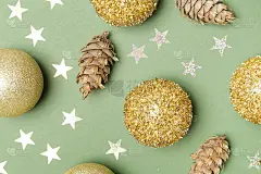 金色的圣诞饰品，星星和圣诞树的树枝在中性的背景。圣诞节、寒假、新年概念。