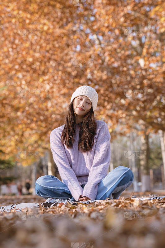 日落时分迷人的年轻女子在路边的公园散步女性享受明媚的春日探索城市_美女头像甜美卡通