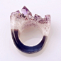 veilight 冰裂系列（F）<br/>商品名称：veilight 冰裂系列——F。<br/>商品介绍：英国设计师设计，取材自然，尽量保持天然形态，美不胜收。值得珍藏。 商品尺寸：指围 港码16号。 商品材质：天然玛瑙和水晶的混合体（材质比较稀少）。 商品颜色：紫色。天然石难免有细小划痕，但不影响质量和它的美丽。 <br/>关于水晶等宝石的保养：1、切勿使用漂白水。漂白水中的氯会令合金出现坑痕，分解合金，甚至侵蚀焊接处，在泳池游泳时不宜佩戴珠宝首饰。<br/&a