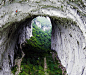 巨大的拱门 ，格凸河谷, 贵州紫云县。格凸河喀斯特地貌是世界上最美的地方之一，这里住居着亚洲最后的洞穴部落。