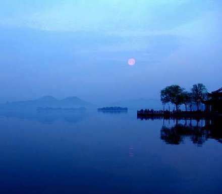 江南忆，最忆是杭州：山寺月中寻桂子，郡亭...