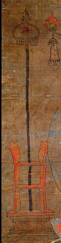 【五代绢画药师琉璃光佛】药师琉璃光佛头顶宝盖，法相慈悲安详，乌发肉髻，著红色佛衣，坦胸露右臂，右手上举胸前结印，左手膝前捧药钵，双足跏趺于莲花宝座中央。右侧有锡杖安置于架上。此像是依不空译《药师如来念诵仪规》所绘，72.5X55.5cm，大英博物馆藏斯坦因敦煌绘画。 #恭祝药师琉璃光佛圣诞#下方左右角各绘供养人，右侧为女，榜题“佛弟子彭氏供养”；左侧为男，其上方榜题为：佛弟子节度押卫银青光禄大夫守左迁（千）牛卫终（中）郎将检校国子祭酒兼殿中侍御史张和荣一心供养，愿早达家乡，无诸哉（灾）难。从榜题可以看出，