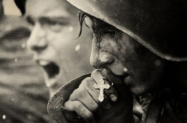 1943年7月，一个俄国士兵正准备参与库...