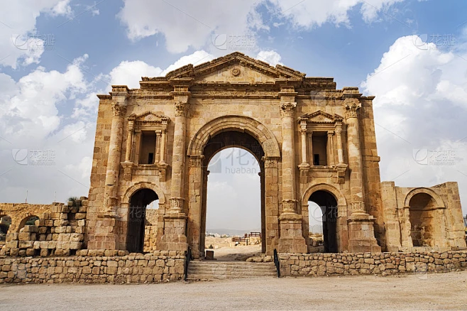 哈德良拱门在古代约旦城市Gerasa，预设的日期Jerash，约旦。它位于安曼以北约48公里处。古罗图片_城市图片素材-花瓣网