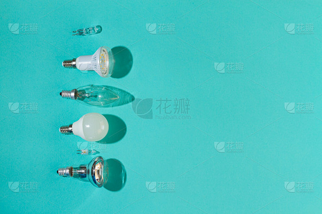 不同的灯泡:卤素，白炽灯，LED，荧光在蓝色背景