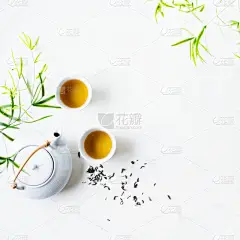 两杯白茶和茶壶，四周是白底绿叶