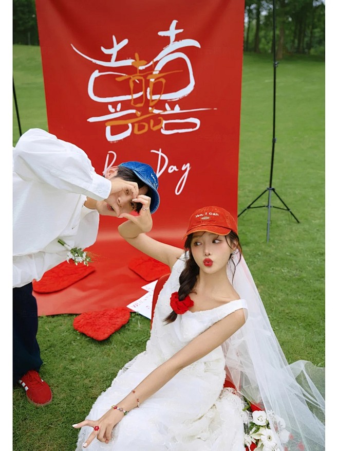 户外草坪喜嫁风❤️00后真的别太会拍婚纱...