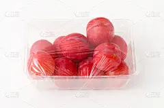 在白色背景上的一篮新鲜的日本李(杨李)