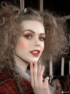 中纹超话
你能无底线的原谅谁，
谁就能无底线的伤害你。

一组很适合画素描的肖像来自模特：弗丽达·古斯塔夫松（Frida Gustavsson） ​​​#记艺##设计美学##平面设计##遇见艺术##福气##艺术##遇见美好##创意##插画##塗鴉##油画##素描##速写##情感语录##治愈不开心##美##艺术鉴赏##摄影# ​​​​