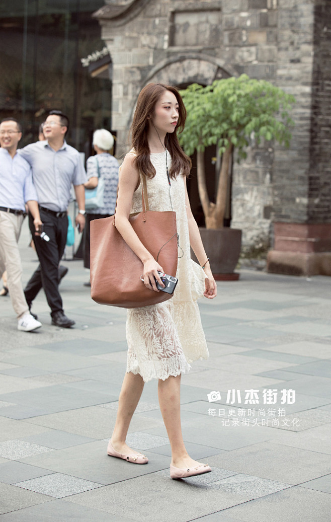 街拍更新-有的小姐姐喜欢背这种超大号的包...