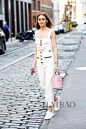8月8日，奥利维亚·巴勒莫 (Olivia Palermo) 纽约外出遛狗，白色套装+粉色水桶包+小白鞋甜中带酷