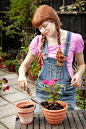 摄图网_501517965_女人在花园里种植植物（非企业商用）