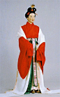 日本时代衣装演变 （四） : 奈良时代，白江口之战以后日本朝廷大力引进唐朝的制度和文化，日本对中国文化大规模的模仿。这个时期的和服基本上完全是模仿当时期中国服饰。 后来贵族阶级穿的服装样式也留存下来，还有的是大宝律令和养老律令将...