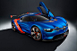 雷诺把自家亮瞎众人眼球的Alpine A110概念车带到了中国，Alpine A110目前离最后的完成品仅有一步之遥，量产车型将会尽量保留概念车的一些亮点，比如箭型车鼻、两组半圆形LED灯组成的日间行车灯等等。