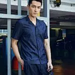 #海报星图# 剧里的他是仗剑天涯的“李逍遥”，是理智多谋的“梅长苏”，生活中的他是有腔调有品位有型格的时尚先生，优质偶像@胡歌 带给我们的精彩不胜枚举，并仍在续写崭新的篇章 海豹君 #祝胡歌0920生日快乐#！ ​​​​