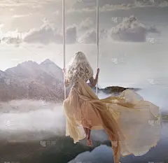 美女坐在秋千上平静的湖面之上
