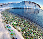 俄罗斯Ussuri Bay著名的玻璃海滩，那里有苏联时期倾倒在海边的玻璃瓶垃圾，伏特加瓶，啤酒瓶，然而随着时间的推移，大自然把这些瓶子碎片都慢慢打磨成了“玻璃鹅卵石” ​​​​
