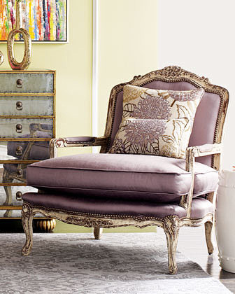 粉紫色赋予了这张椅子雍容华贵的感觉，呵呵...