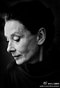 即使我们无法逃避衰老，那我们也要优雅的老去……奥黛丽·赫本（Audrey Hepburn）， 摄影师 Vincent Mentzel 摄于1988年。