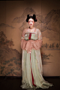 汉服不是古装影视剧里的“古装”，不是汉朝的衣服，而是汉民族的传统服饰-------就像其他五十五族的民族服装一样。