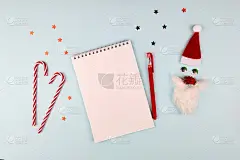 圣诞作文，心愿单概念。笔记本和笔，圣诞老人