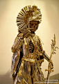 墓窟圣徒（Catacomb saints），十六世纪到十九世纪初，梵蒂冈教廷用从罗马古代墓穴中发掘的人骨做成，用金银和宝石装饰，并为其取早期基督教殉道者的名字。其中不少卖或送给了德语地区的修道院，当作圣迹对外展示。图中为瑞典的St. Pancras
