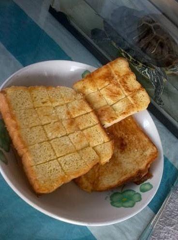 :【烤面包】1.用小刀将面包割出格子状(...