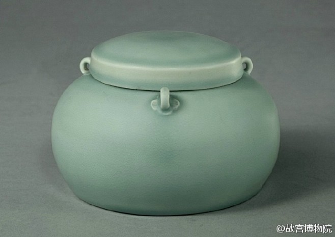 青釉，这种传统的高温釉是中国陶瓷史上最早...