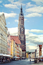 Landshut(Ländgasse), Germany。德国拜恩州的下拜恩地区首府兰茨胡特，位于德国巴伐利亚州伊萨尔河畔，是下巴伐利亚行政区的首府。15世纪兰茨胡特最大的舞会之一：兰茨胡特的婚礼，它是市民们最大的骄傲。1475年，公爵格奥尔格与波兰国王的女儿黑德维希喜结良缘，基督教西方因此得以统一。整个内城同老城的林荫大道一样，也具有中世纪风格。 #景点# #街景# #美景#