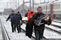 2月15日，比利时哈勒。两列客车在哈勒车站相撞，造成19人死亡，150人受伤；酿成55年来比利时最严重的铁路交通事故。图为：一名便衣警察抱着一个受伤的小女孩离开事故现场。