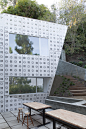 Diamond House / XTEN Architecture
建筑师构思了一套独特的建筑材料系统，既将新扩建体融入到自然风景中，又减小了建筑的视觉尺度。建筑立面图案是根据峡谷内的自然元素设计的，这些图案栉比鳞次地排列在建筑的三维体量上。根据这些取材自大自然的图案、纹饰，建筑师利用激光切割，数控，锌，铁，胶合板以及水泥板等制作出数个全尺寸原型。