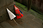 【油纸伞】 —— 油纸伞是中华民族传统的日用雨伞，使用历史已有1000多年。以手工削制的竹条做伞架，以涂刷天然防水桐油的皮棉纸做伞面。油纸伞是世界上最早的雨伞，纯手工制成，全部取材于天然，是中国古人智慧的结晶。